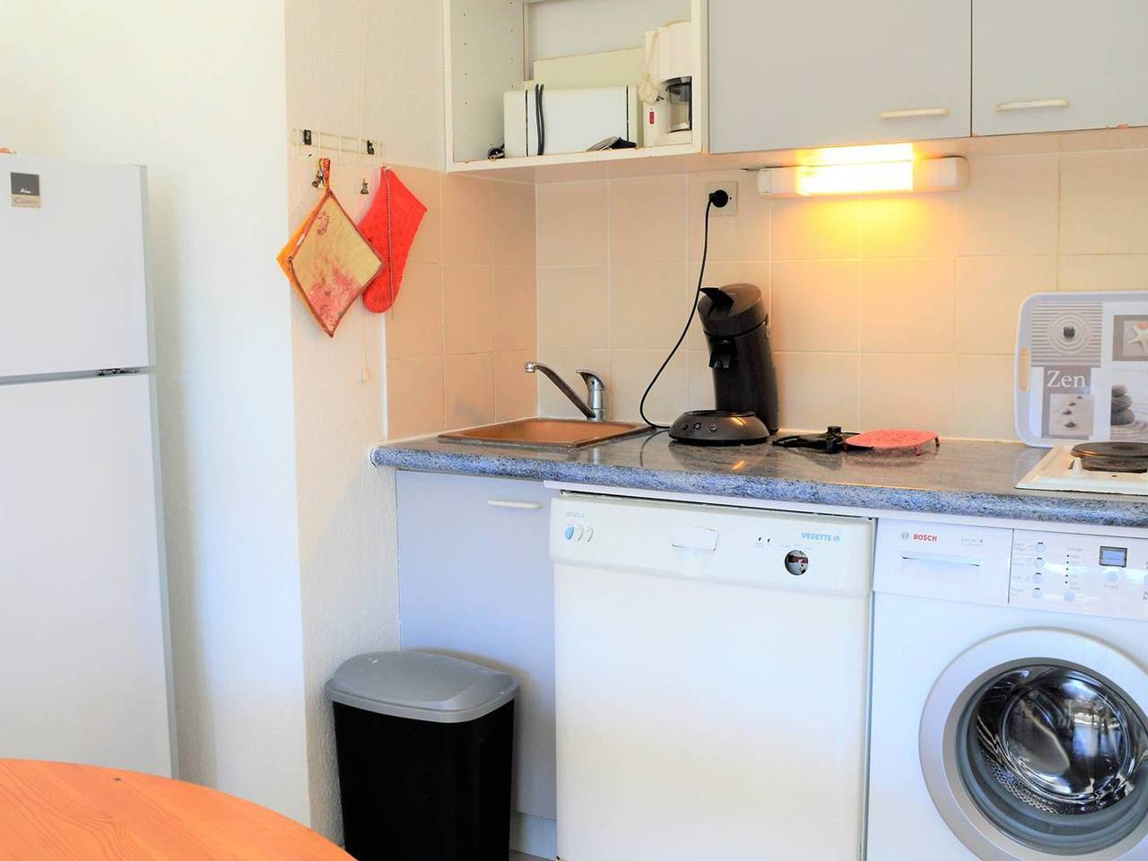 Entire apartment, Sunny 2-Room Apartment with Terrace and Pool, Near Beach in Cavalière, Le Lavandou