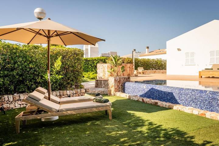 Bungalow para 2 personas, con Terraza además de Jardín y Piscina en Menorca