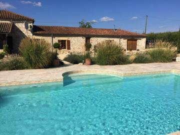 Location de vacances pour 4 personnes, avec jardin ainsi que vue et piscine à Pinel-Hauterive