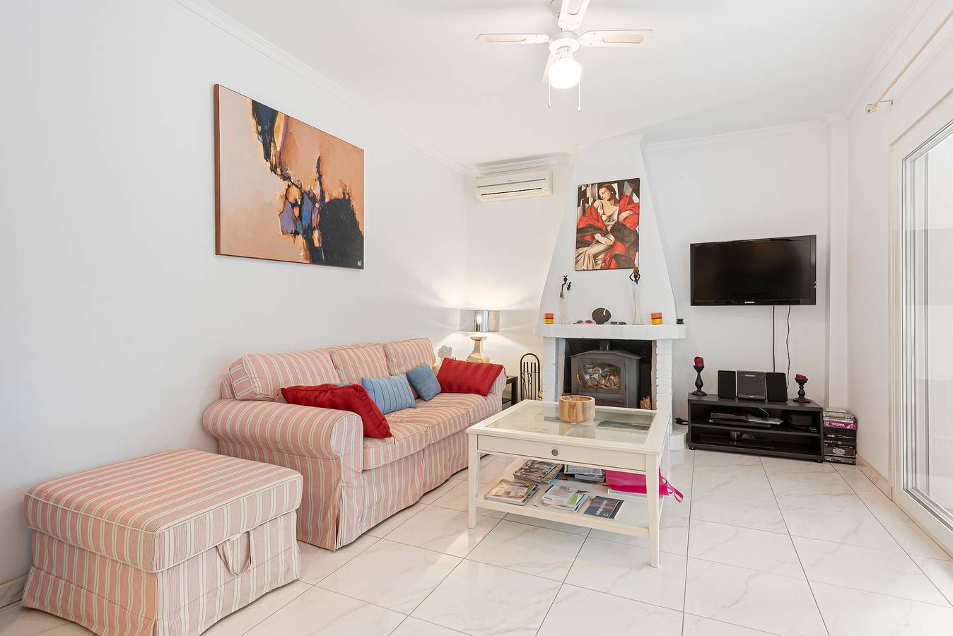Casa vacacional 'Villa Eden' con vistas a la montaña, Wi-Fi y aire acondicionado in Alcaucín, Provincia de Málaga