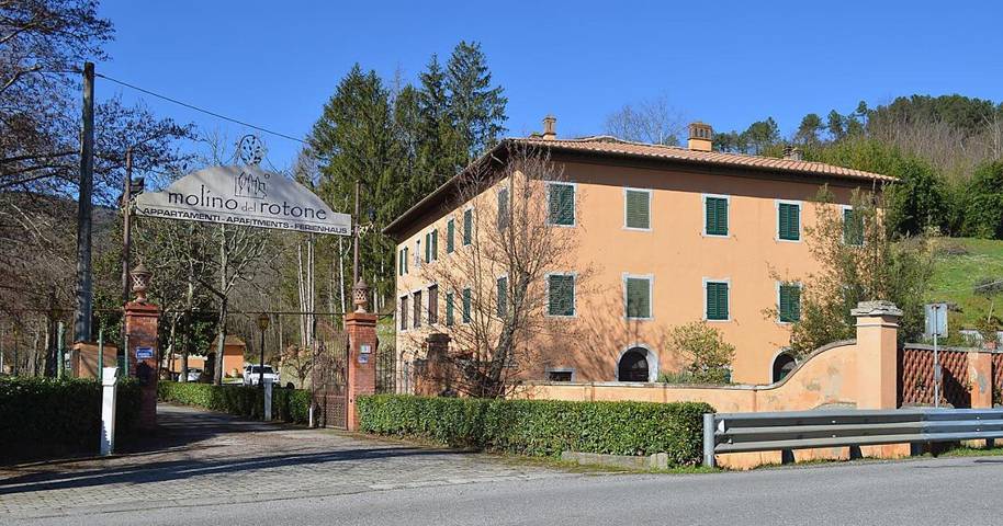 Agriturismo per 4 persone, con Terrazza e Giardino nonché Piscina e Panorama a Buti