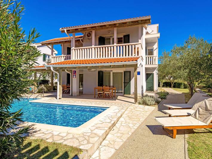 Ferienwohnung für 4 Personen, mit Terrasse und Garten sowie Kinderpool auf Rab