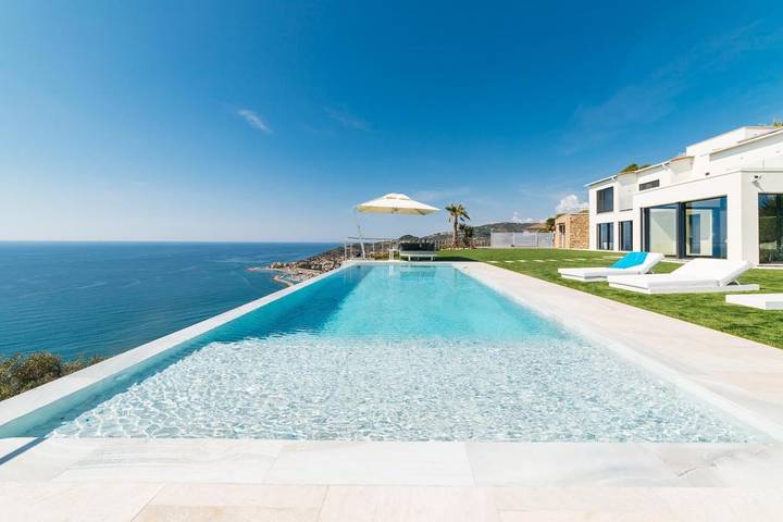 Villa per 10 persone, con Balcone e Terrazza nonché Giardino e Piscina per bambini a Imperia