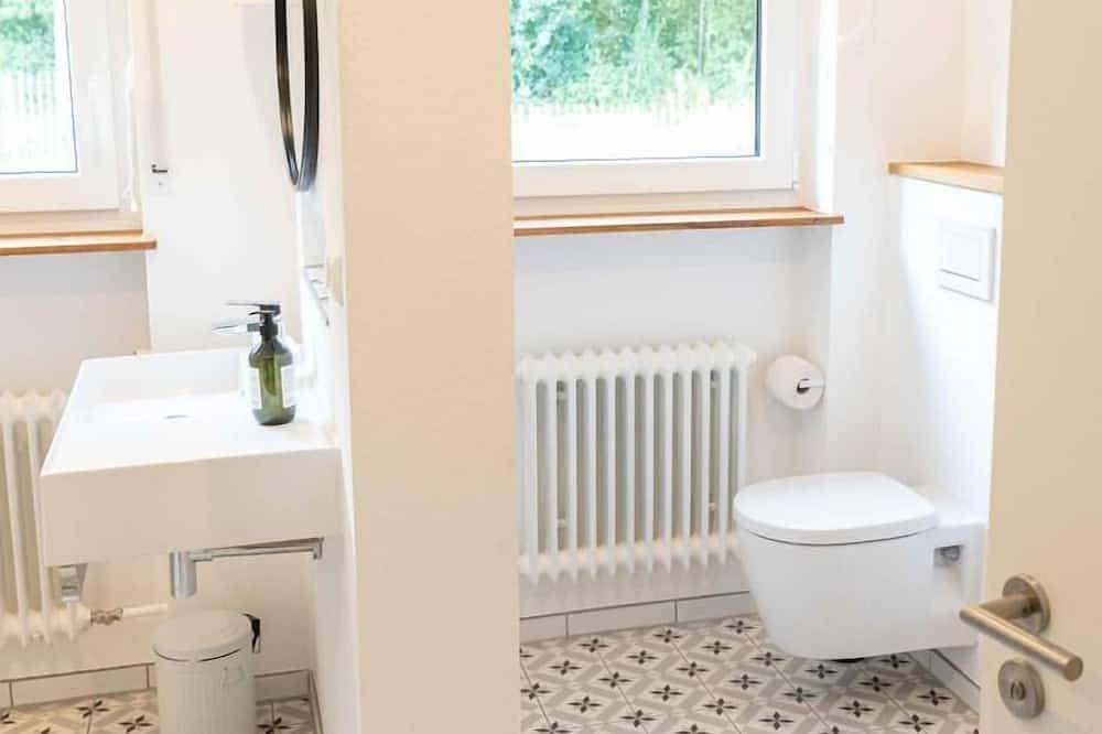 Ganze Wohnung, Haus Grün in Alleinlage am Waldrand mit eingezäuntem Garten, Kamin und Infrarot-Wärmekabine in Niederstetten, Taubertal