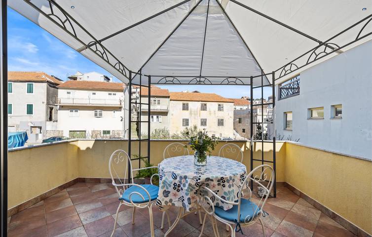 Ganze Ferienwohnung, Gemütliche Ferienwohnung mit WLAN und Terrasse, 2 km vom Fluss Krka entfernt in Raslina, Šibenik-Knin