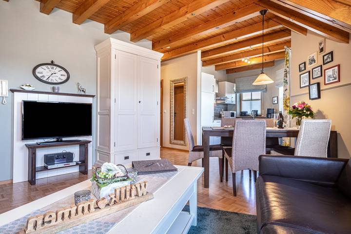 Ganze Wohnung, Schöne Ferienwohnung 6 am Trostelhof mit Balkon, Gemeinschaftsgarten & Wlan in Neufrach, Salem