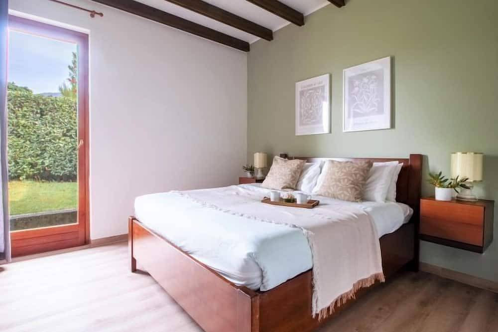 Villa Camelia in Porto Valtravaglia, Lago Maggiore (Lombardy)