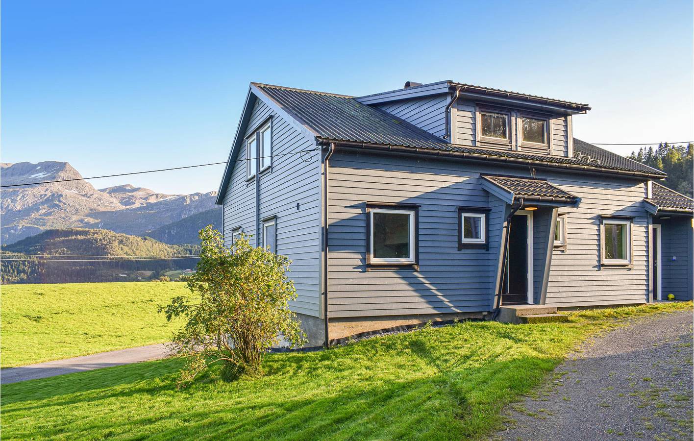 Ferienhaus für 8 Personen mit Garten in Askvoll