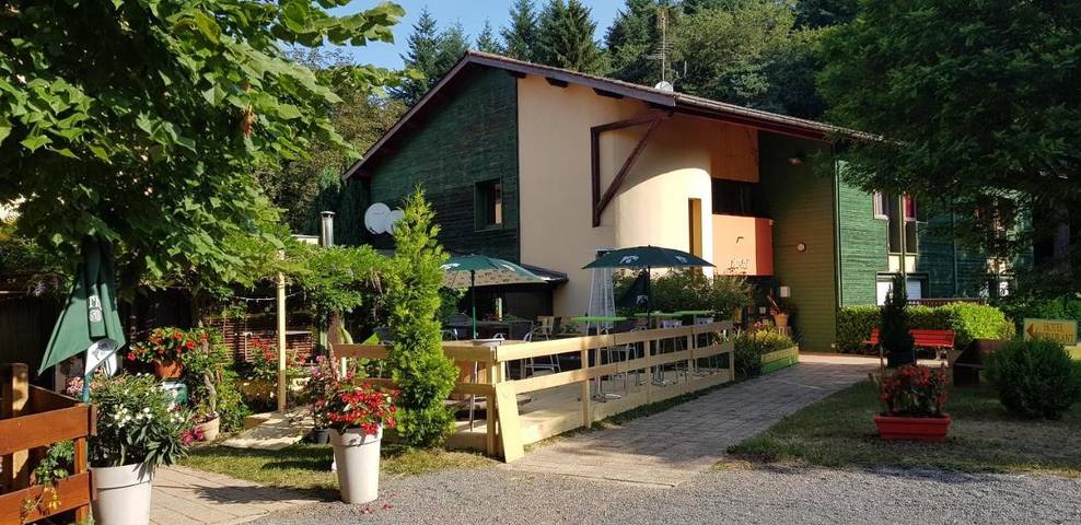Hôtel pour 2 personnes, avec Balcon et Jacuzzi ainsi que Terrasse et Jardin à Cours-la-Ville