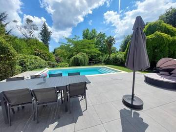 Cottage pour 10 personnes, avec piscine ainsi que jacuzzi et jardin, animaux acceptés à Le Trévoux