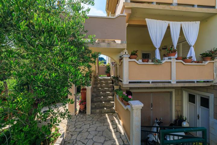 Ferienwohnung für 4 Personen, mit Terrasse in Banjol