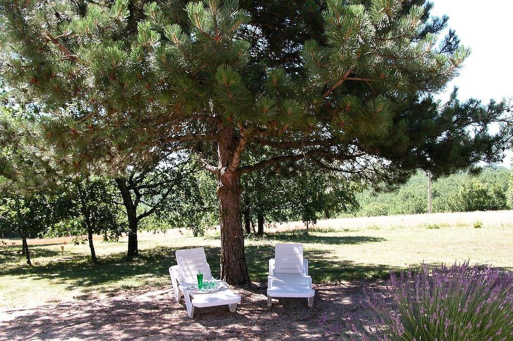 En Pleine nature, près de Sarlat, gîte avec piscine couverte et chauffée in Salignac-Eyvigues, Périgord Noir