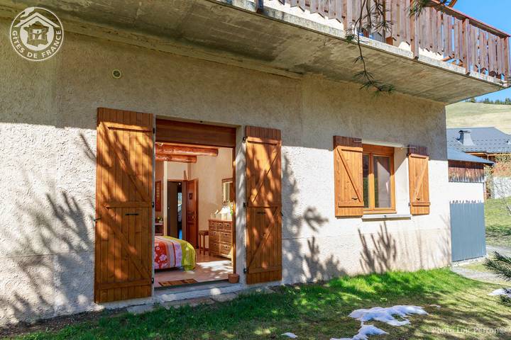 Gîte pour 7 personnes, avec terrasse ainsi que jardin et piscine à Albiez-Montrond - 2