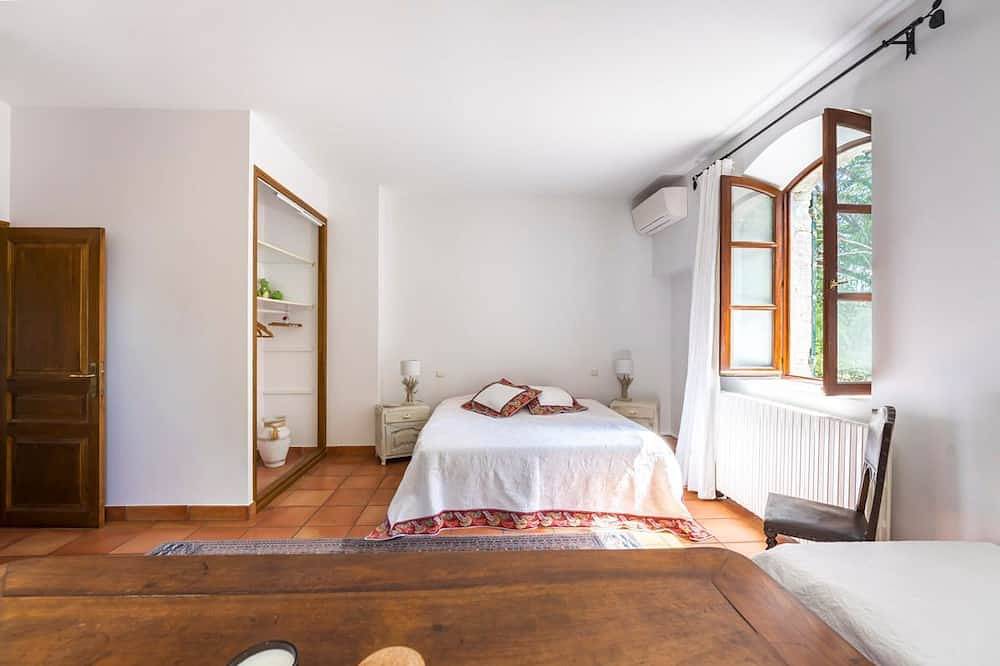 Villa Des Papes - Three Bedroom Villa, Sleeps 8 in Le Pontet, Vaucluse