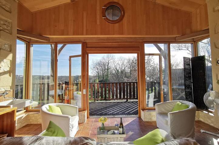 Gîte pour 4 personnes, avec piscine ainsi que jardin et balcon à Saussignac