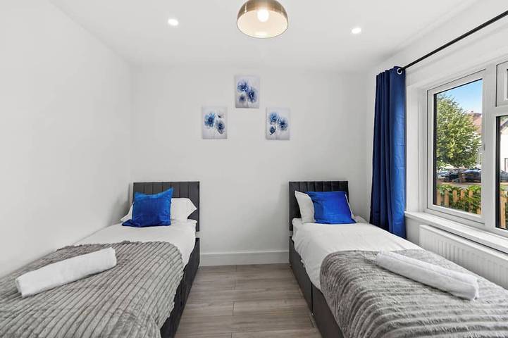 Luxurious 4 Bedroom House |9 Guests |Free Parking |WIFI in Sutton (London), London