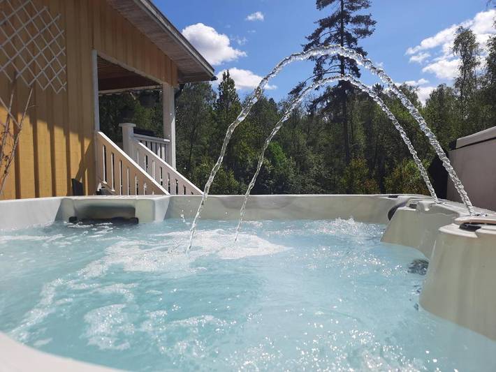 Ferienhaus für 6 Personen, mit Balkon und Whirlpool sowie Terrasse und Garten