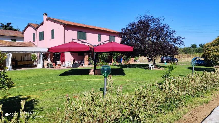 Privatzimmer für 3 Personen, mit Terrasse und Garten sowie Pool und Ausblick