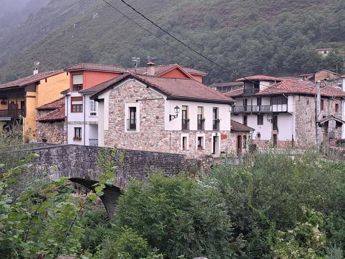 Casa rural para 10 personas, con Balcón y Terraza además de Jardín y Vistas en Parque Natural de Redes