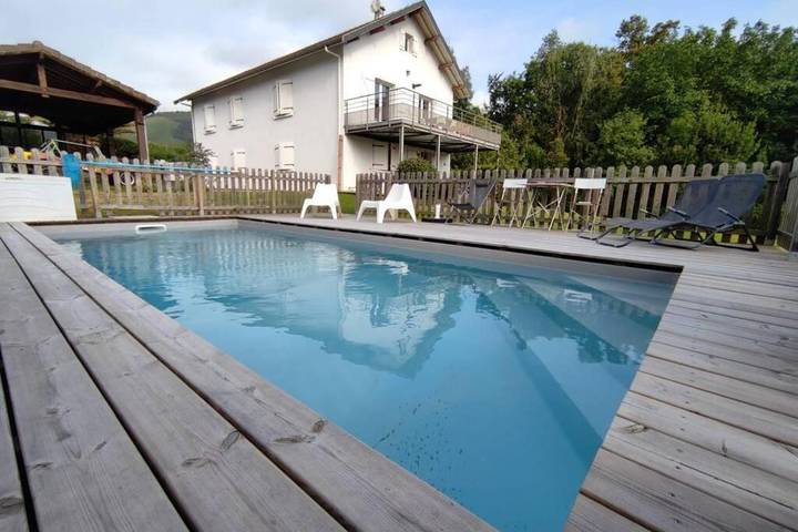 Gîte pour 4 personnes, avec Terrasse et Jardin ainsi que Piscine et Vue à Mauléon-Licharre