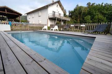Gîte pour 4 personnes, avec vue et jardin ainsi que piscine et terrasse à Mauléon-Licharre
