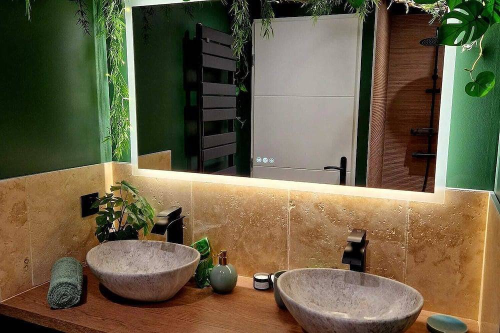 Entire apartment, Tropical escape Suite Jungle Room in Thiers, Livradois-Forez Regional Nature Park