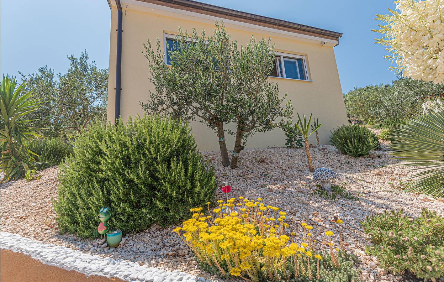 Gemütliche 2-Zimmer-Wohnung mit Pool, Terrasse und 1,5 km Entfernung zum Strand in Razanj, Šibenik-Knin
