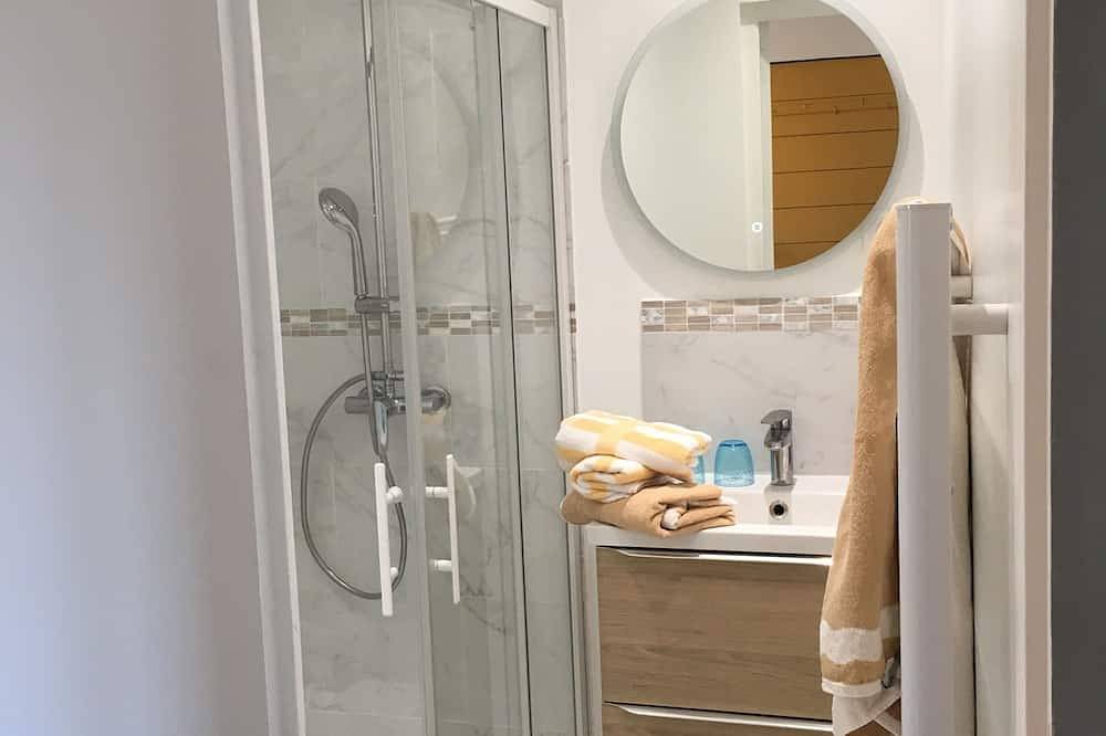 Ganze Wohnung, Apartment in an Ixviii century farmhouse with independent entrance in Pertuis, Regionaler Naturpark Luberon