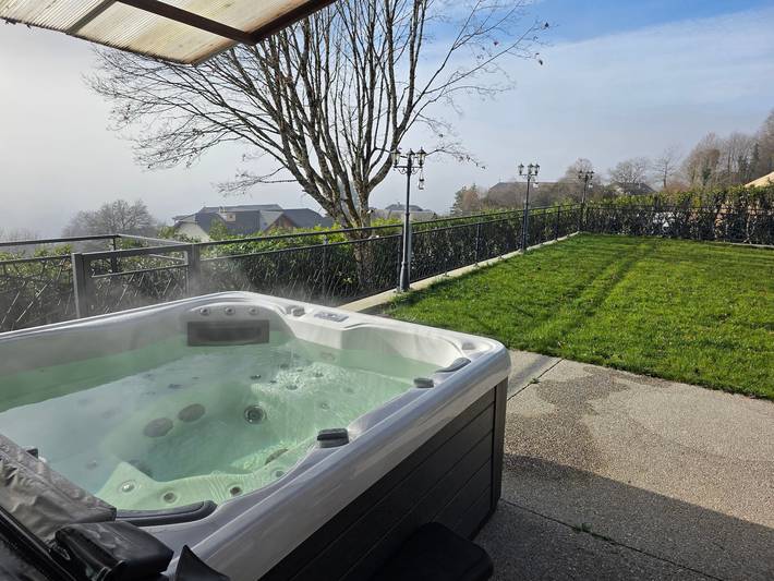 Casa independiente con piscina, jacuzzi y spa in Saint-Jean-d'Arvey, Chambéry region