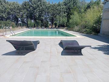 Gîte pour 2 personnes, avec vue ainsi que piscine et jardin à Piolenc