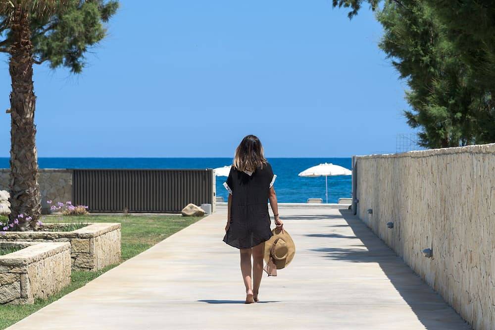 Athina Luxury Villa, with Pool & Walk to the Beach in Tavronitis, Chania und Umgebung