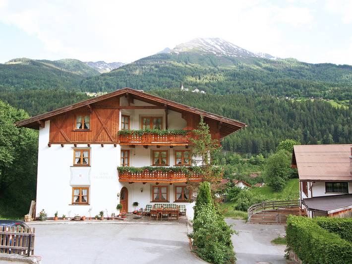 Ferienwohnung für 6 Personen, mit Balkon und Garten sowie Ausblick in Pians