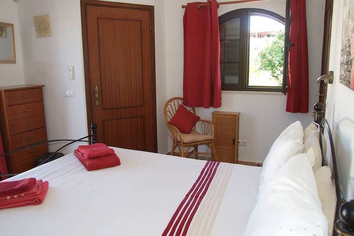Villa registrada y con licencia, aire acondicionado, piscina privada y climatizada. Zona tranquila in Quelfes, Ria Formosa