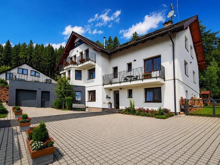 Appart’hôtel pour 3 personnes, avec Balcon et Jacuzzi ainsi que Jardin et Sauna à Liberec