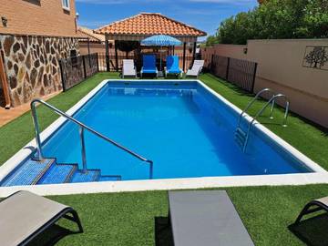 Casa rural para 9 personas, con vistas además de jardín y piscina, Se admiten mascotas en Cobisa
