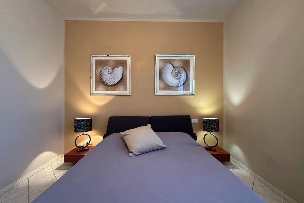 **Last Minute** Villa Torre Sleeps 8 with 2 pools, A/C few steps from the beach in Massa (Italie), Riviera Italienne