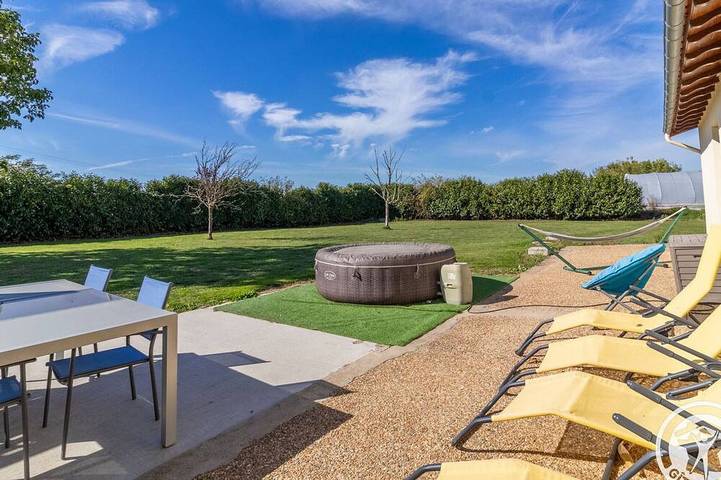 Gîte pour 4 personnes, avec terrasse et jacuzzi