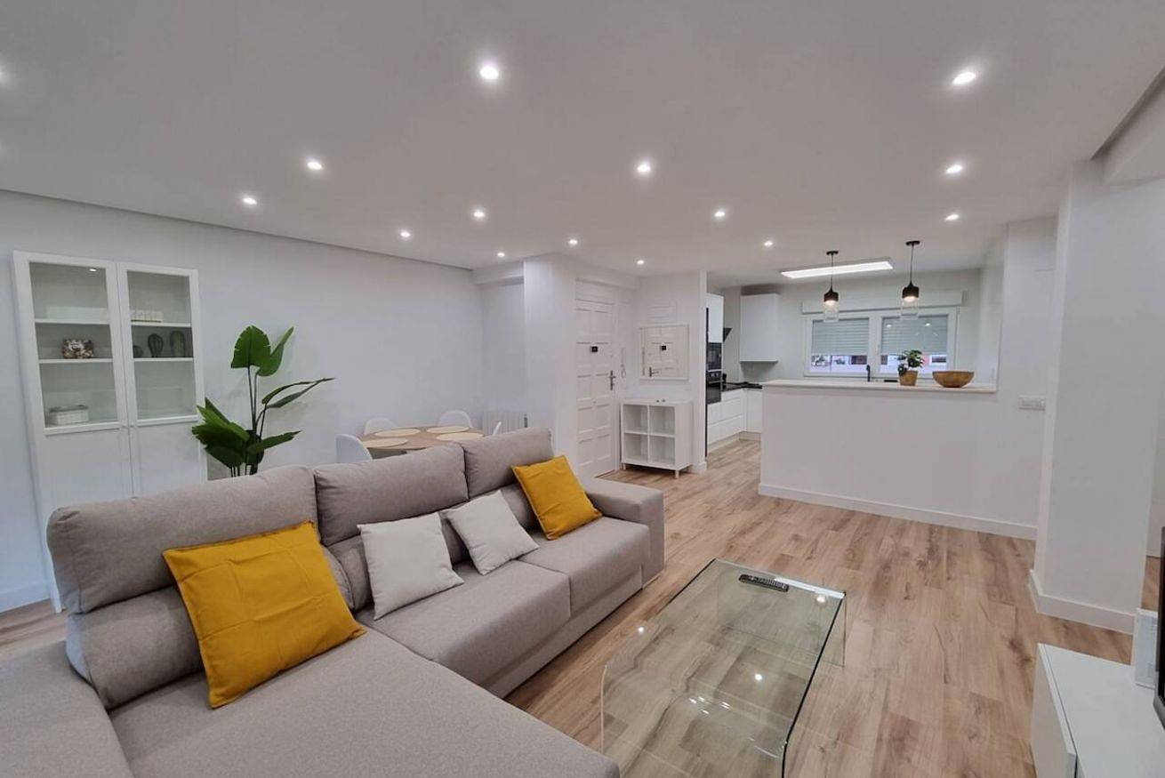 Entire apartment, Cozy apartment with kitchen, Wi-Fi & laundry in Santander, Cantabrian Coast