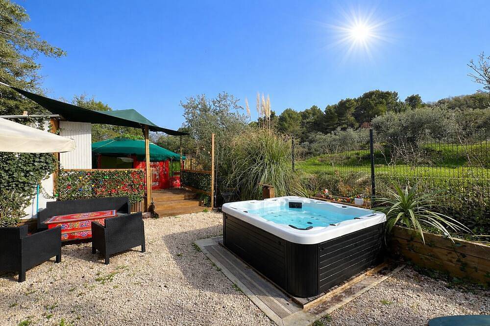 Comfortable yurt in Provence with Jacuzzi and private garden in La Roque-sur-Pernes, Vaucluse