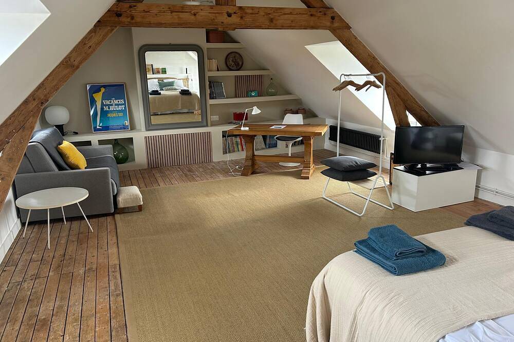 300m de la plage. Grande maison familiale chaleureuse & confortable avec jardin in Bernières-sur-Mer, Région de Caen