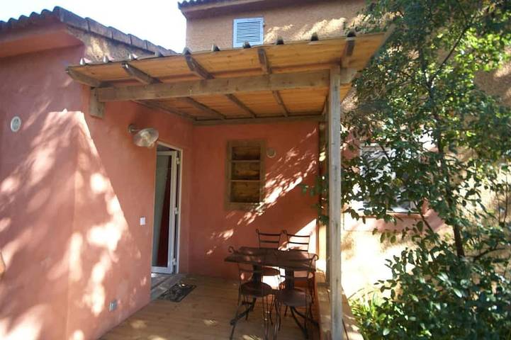 Ferienhaus für 2 Personen, mit Pool und Garten sowie Terrasse, mit Haustier