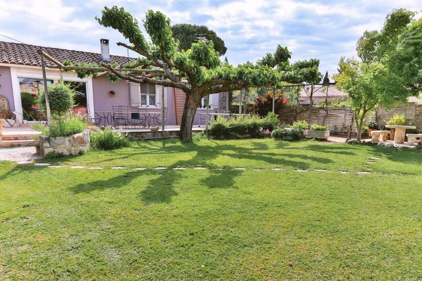 Holiday Home 'La Maison Du Mazet' with Shared Pool, Wi-Fi and Air Conditioning in Maillane, Arles region