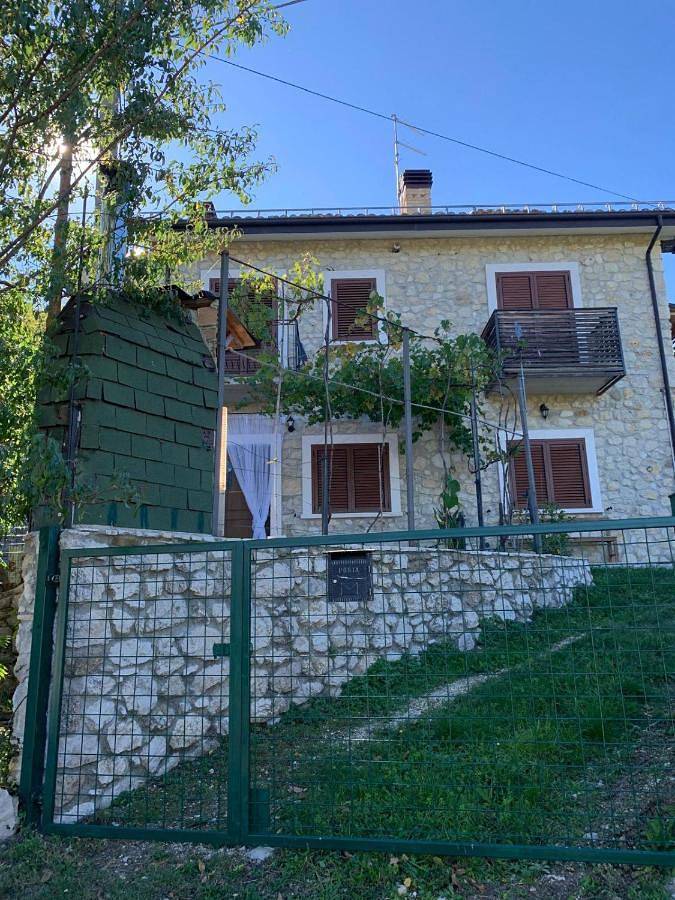 Casa vacanza per 3 persone, con panorama e terrazza nonché giardino e piscina in Abruzzo