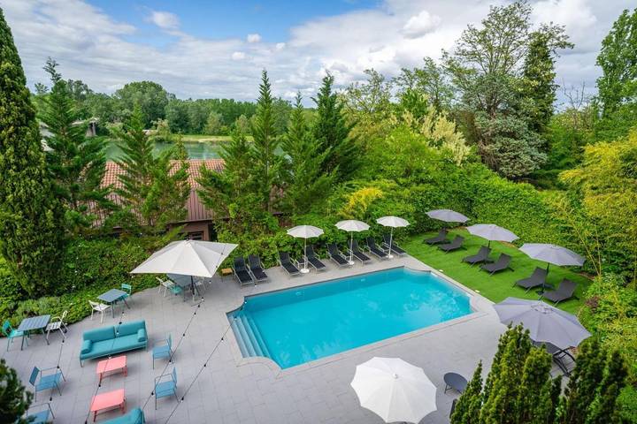 Hôtel pour 2 personnes, avec jardin ainsi que terrasse et piscine à Jons - 2
