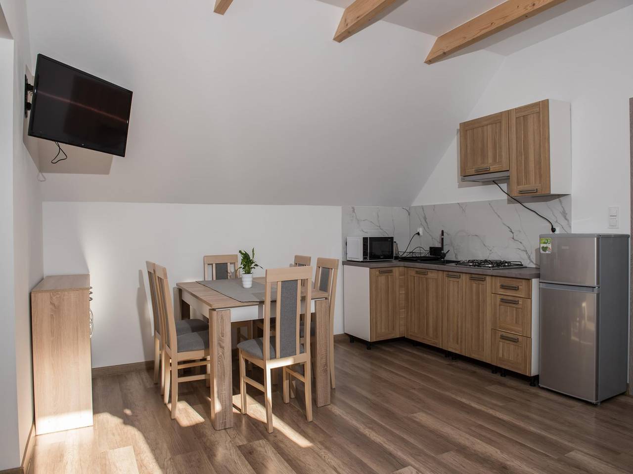 Ganze Wohnung, 3-Zimmer-Ferienwohnung im Erdgeschoss, Sommerpool in Powiat Sławieński