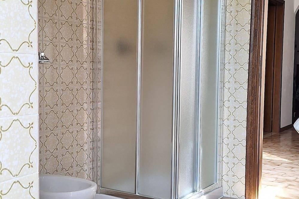 Cały apartament, Holidayapartments in beautiful house, private garden, free Wi-Fi in Prabione, Tignale