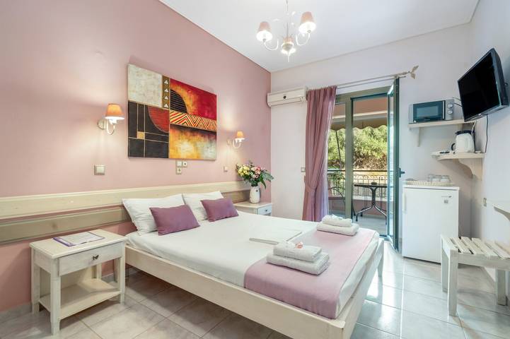 Studio Apartment 'Nontas Home 24' with Mountain View, Wi-Fi and Air Conditioning in Kalamitsi, Grækenland