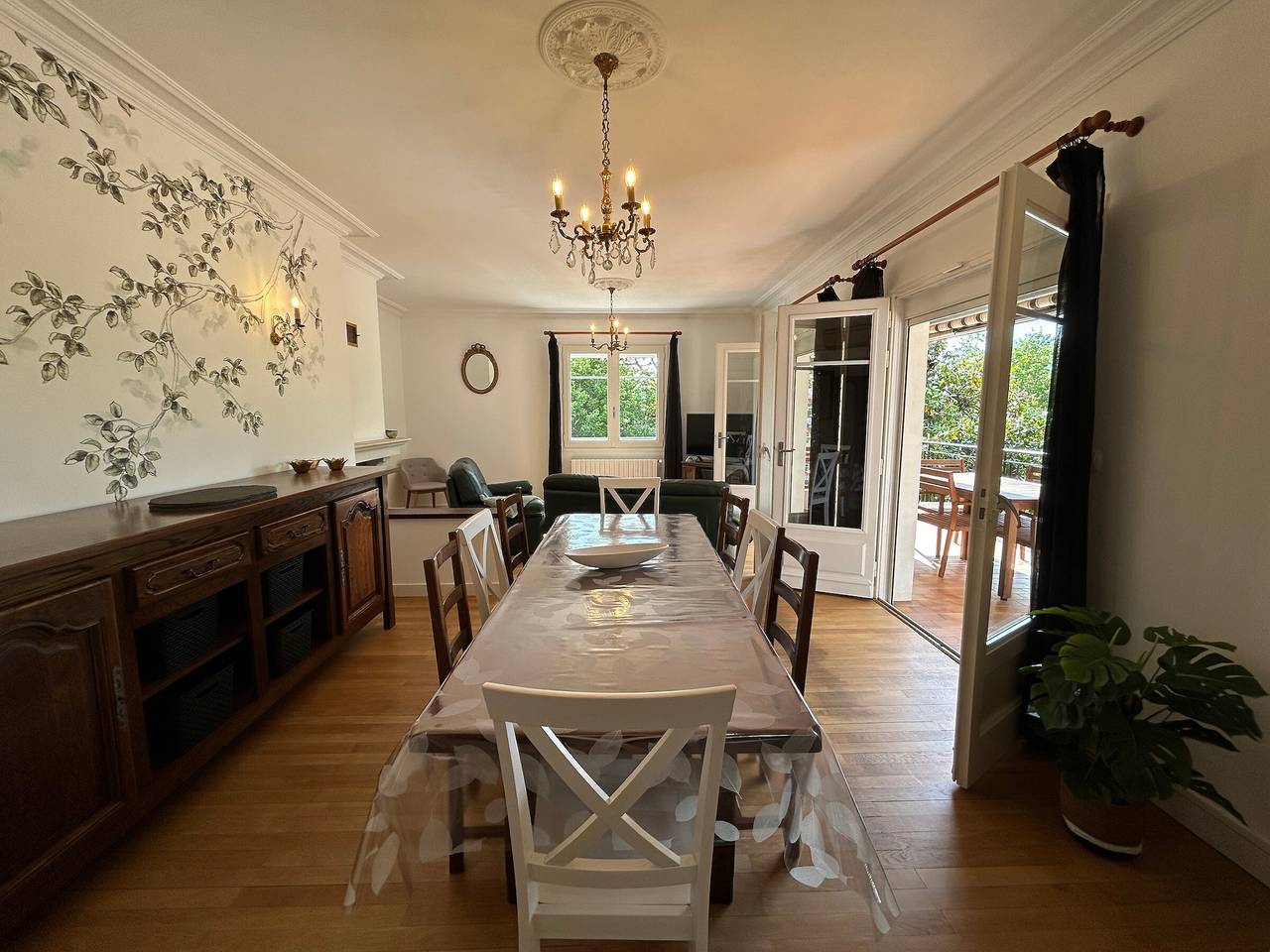 Entire apartment, City center T3 apartment with garden and air conditioning in La Roche-Posay, Vienne