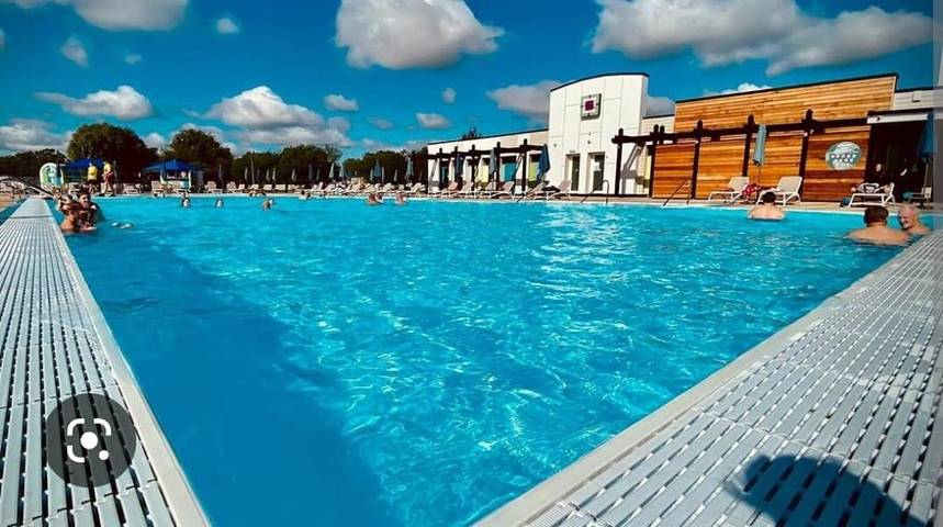 Camping for 8 people, with hot tub and pool as well as sauna, with pets in East Midlands