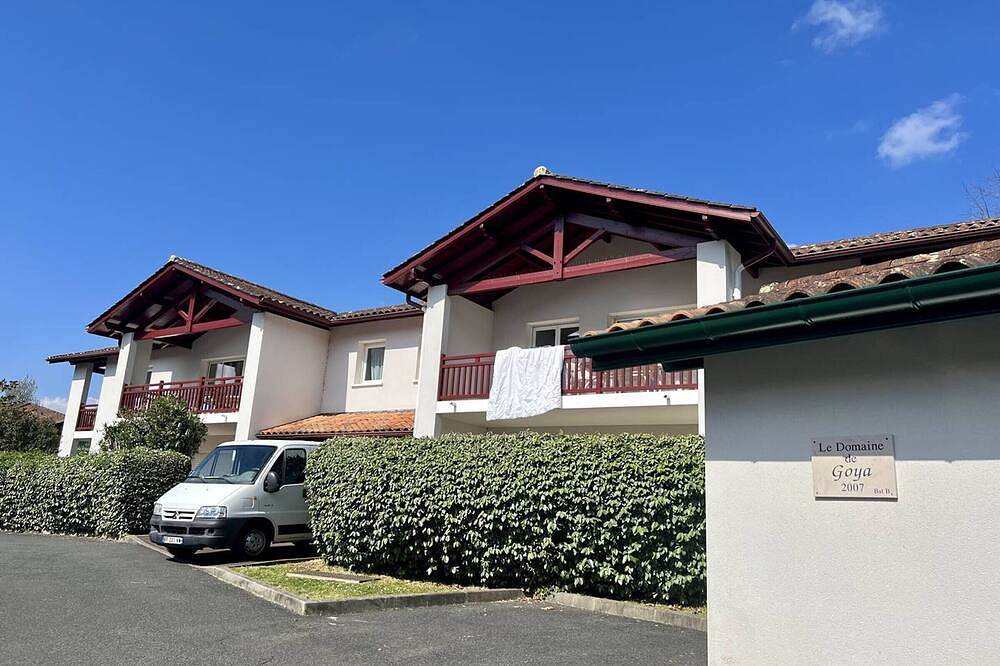 Entire apartment, Charming 1-Br Apt in Quiet Area, 20 mins Walk to Center, Parking, Wifi, Pet-Friendly, Terrace in Cambo-les-Bains, Bayonne region